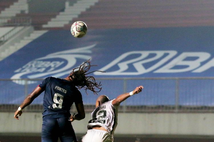 Pemain asing Arema FC Carlos Fortes duel dengan pemain Bali United Leonard Tupamahu saat pertandingan pekan ke 15 Liga 1 2021-2022 yang berakhir dengan skor 0-0 do Stadion Maguwoharjo Sleman, Minggu (05/12/2021) malam.