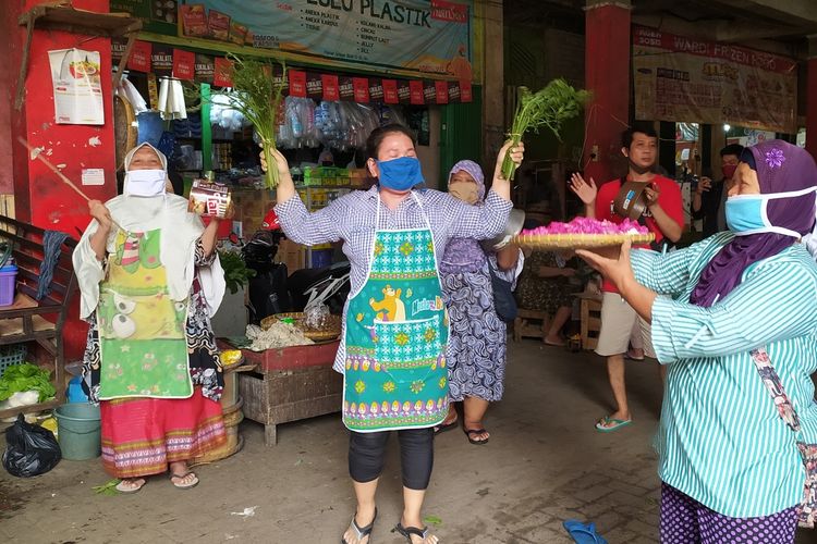Sejumlah pedagang menabuh benda-benda di sekitarnya untuk klotekan di Pasar Wage Purwokerto, Kabupaten Banyumas, Jawa Tengah, Kamis (13/8/2020).