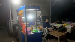 Menjaga Api Sate hingga Dini Hari, Ikhtiar Ibu di Medan demi Masa Depan Anak