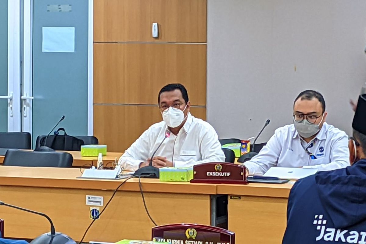 Direktur Utama PT Transjakarta Yana Aditya saat rapat kerja bersama Komisi B DPRD DKI Jakarta, Senin (6/12/2021).
