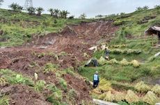 Sawah di Perbukitan Ujungberung Bandung Longsor dan Tutupi Jalan