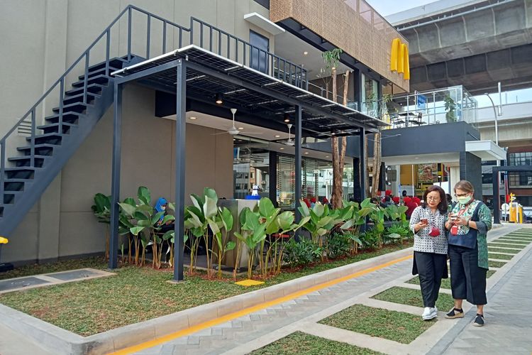 Tampak lahan hijau di gerai McDonald's Indonesia cabang Boulevard Barat.