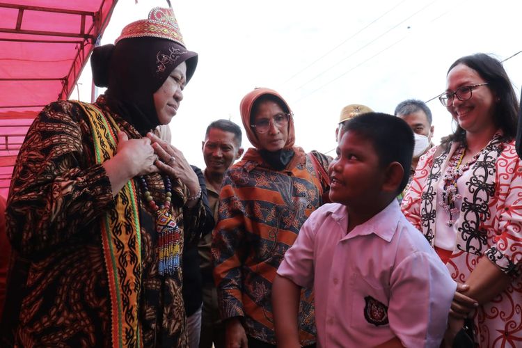 Mensos Tri Rismaharini saat mengunjungi Desa Atap Kecamatan Sembakung, Nunukan, Kaltara. Di wilayah perbatasan RI yang rawan banjir ini, Risma memastikan janjinya yang terucap pada kunjungan perdananya telah tertunaikan