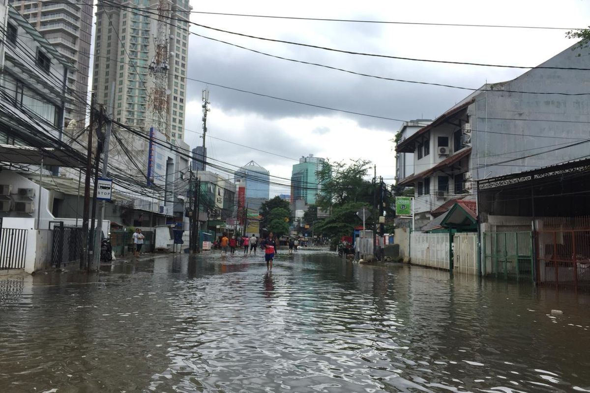 Banjir yang merendam Jalan Bendungan Hilir Jakarta Pusat sudah mulai surut, Selasa (25/2/2020).