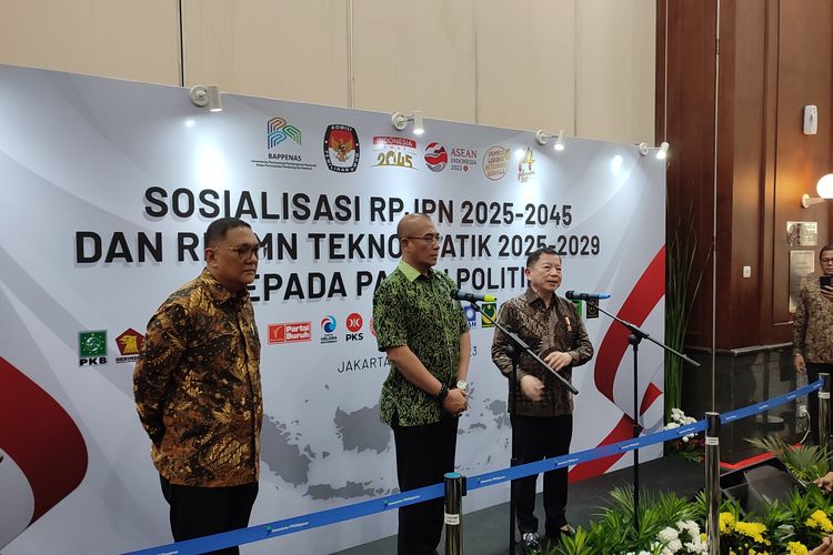 Menteri Perencanaan Pembangunan Nasional (PPN) Suharso Monoarfa (kanan) dan Ketua KPU RI Hasyim Asy'ari (tengah) dalam acara sosialisasi RPJPN 2025-2045 dan Rencana Pembangunan Jangka Menengah Nasional (RPJMN) Teknokratik 2025-2029 oleh Badan Perencanaan Pembangunan Nasional (Bappenas) kepada partai politik di Jakarta Pusat, Senin (9/10/2023).