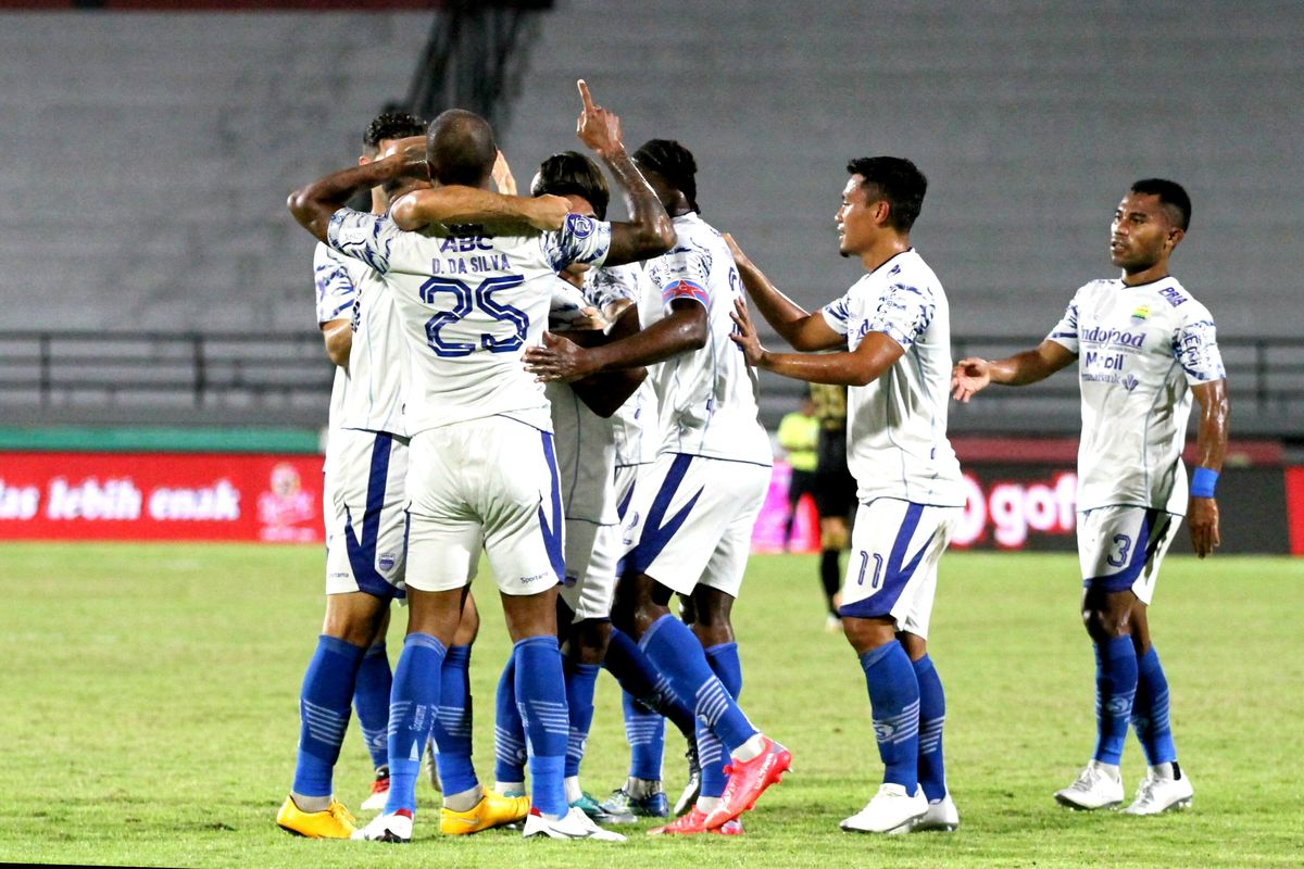 Penyerang Persib Bandung, David da Silva melakukan selebrasi bersama rekan setim usai menjebol gawang Persebaya Surabaya saat pertandingan pekan 32 Liga 1 2021-2022 yang berakhir dengan skor 1-1 di Stadion Kapten I Wayan Dipta Gianyar, Sabtu (19/32022) malam.