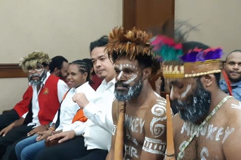 Sempat Ditegur Hakim, 2 Aktivis Papua Tetap Pakai Koteka di PN Jakpus