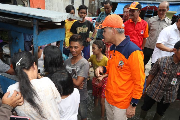 Di saat meninjau lokasi banjir di Kota Semarang, Selasa (5/12/2018), Gubernur Jawa Tengah Ganjar Pranowo tak ketinggalan mentraktir warga makan mie ayam. 
