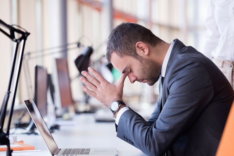 Meskipun sering digunakan bersamaan, terdapat beberapa perbedaan burnout dan stres yang perlu diketahui.