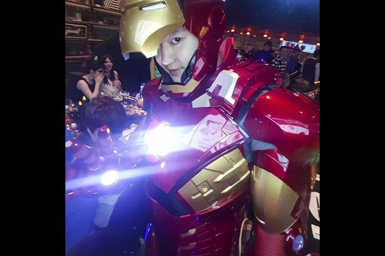 Chanyeol EXO mengenakam kostum Iron Man.