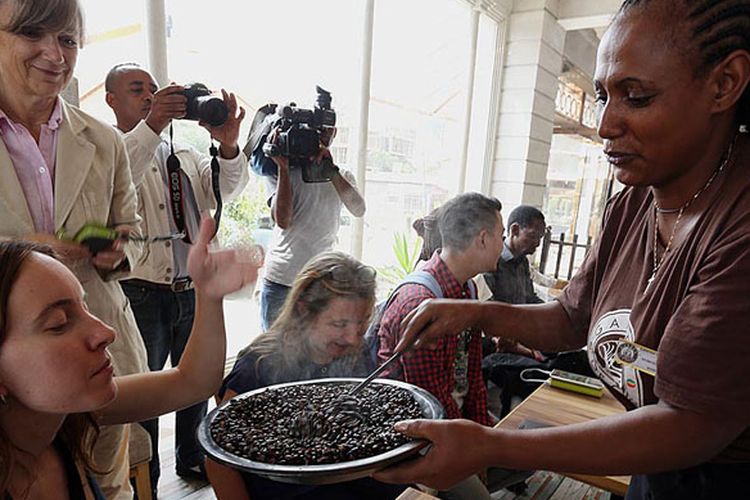 Penikmat kopi selalu disuguhi uap harum kopi di Etiopia.
