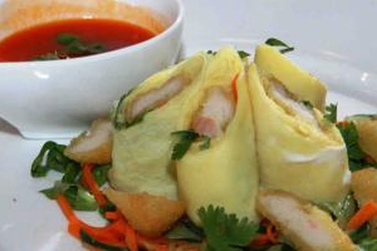 Seafood eggroll with hot sweet sauce