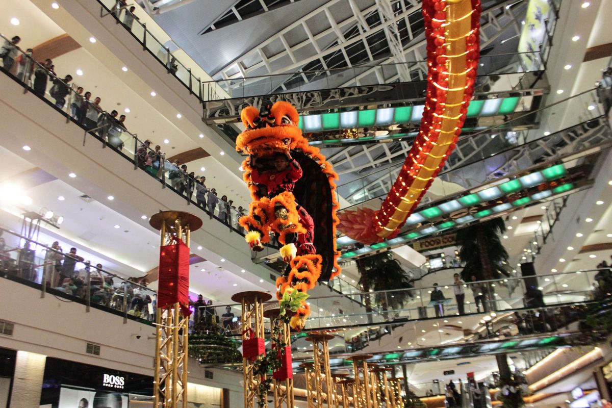 Suasana pertunjukan Barongsai Kong Ha Hong menghibur pengunjung di Pondok Indah Mall, Kebayoran Lama, Jakarta Selatan, Senin (20/1/2020). Pertunjukan ini diadakan guna menyambut perayaan Imlek 2571.