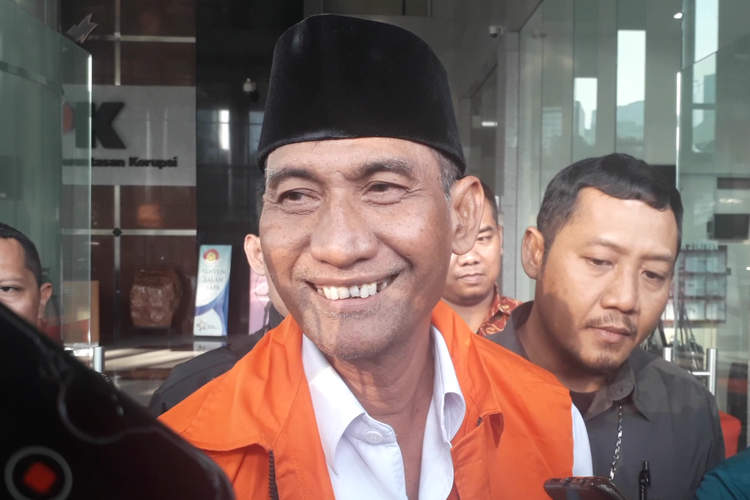 Bupati Kudus Muhammad Tamzil memberikan keterangan kepada wartawan saat meninggalkan Gedung KPK setelah diperiksa, Sabtu (27/7/2019)