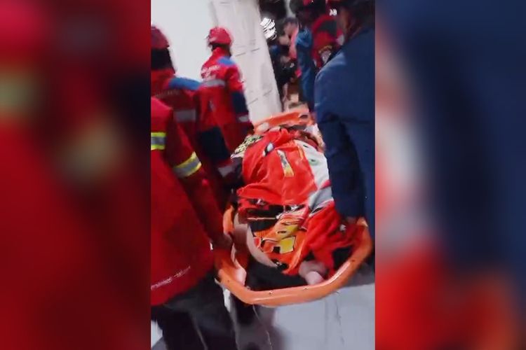 EVAKUASI: Petugas Damkarmat Makassar mengevakuasi warga yang menderita obesitas hingga alami sesak naPas di Jalan Pengayoman, Kota Makassar, Sulsel, Senin (7/10/2024).