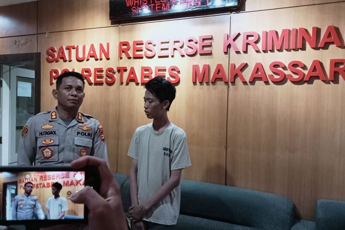 Kasat Reskrim Polrestabes Makassar AKBP Ridwan JM Hutagaol saat melakukan pemeriksaan terhadap EO Bumi Fest Makassar yang diduga telah melakukan aksi penipuan terhadap beberapa pihak sponsorsip di gedung Satreskrim Polrestabes Makassar, Jalan Ahmad Yani, Kota Makassar, Sulawesi Selatan (Sulsel), Senin (4/9/2023)