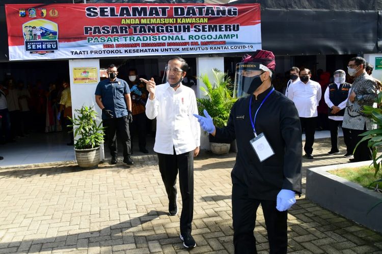 Presiden Joko Widodo berkunjung ke Pasar Tradisional Kecamatan Rogojampi, di Banyuwangi, Kamis (25/6/2020).