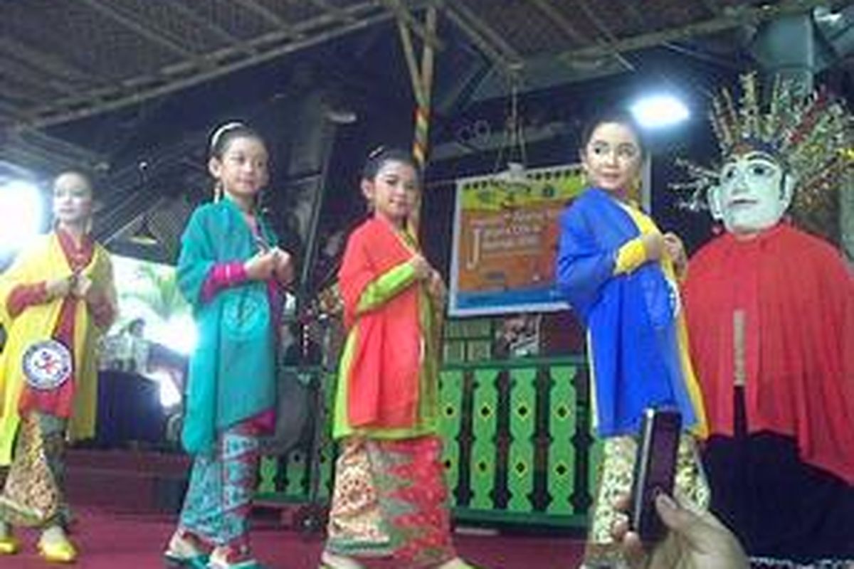 Para peserta Abang dan None cilik 2010 beraksi di panggung Pasar Seni Ancol Taman Impian, Jakarta, Rabu (23/6/2010). 