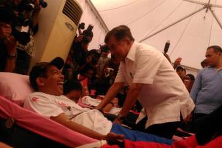 Wapres Jusuf Kalla, saat memantau kondisi pendonor di acara donor darah Taruna Merah Putih - PMI di bunderan HI, Minggu (29/3/2015).