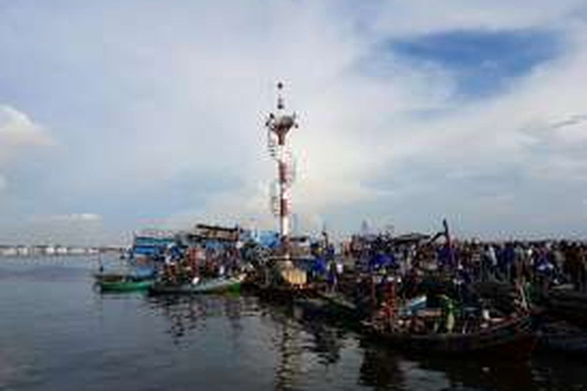 Perahu-perahu nelayan sudah dipersiapkan untuk aksi penyegelan pulau reklamasi, Muara Angke, Jakarta Utara, Minggu (17/4/2016).