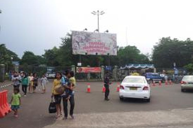 Sejumlah pengunjung Taman Margasatwa Ragunan, Jakarta Selatan, Kamis (25/12/2014)