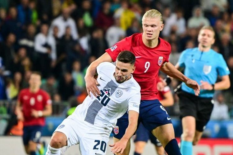 Penyerang Norwegia Erling Haaland (kanan) berduel dengan bek Slovenia Petar Stojanovic (kiri) dalam laga lanjutan Grup 4 Liga B UEFA Nations League 2022-2023 di Stadion Stozice, Ljubljana, Sabtu (24/9/2022).