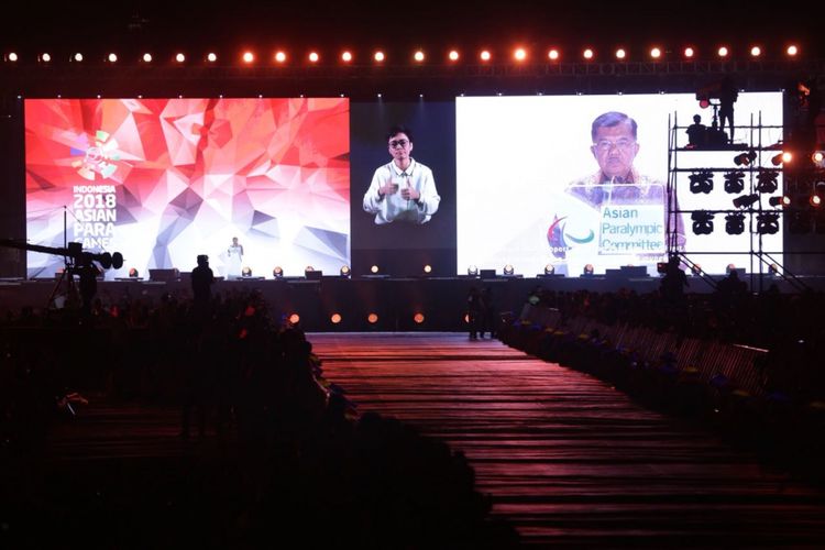 Momen saat Wakil Presiden Republik Indonesia Jusuf Kalla (kanan/dalam layar lebar) pada Upacara Penutupan Asian Para Games 2018 di Stadion Madya, Senayan, Jakarta, Sabtu (13/10/2018).
