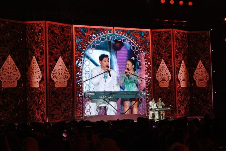 Yura Yunita Bercinta lewat Kata Bersama Donne Maula di Konser Bingah