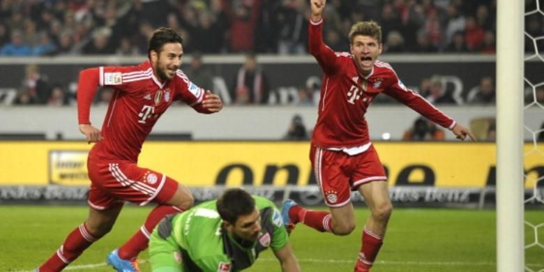 Striker Bayern Muenchen, Claudio Pizarro (kiri), merayakan gol ke gawang VfB Stuttgart pada laga Bundesliga di Mercedes Benz Arena, Stuttgart, Rabu (29/1/2014).