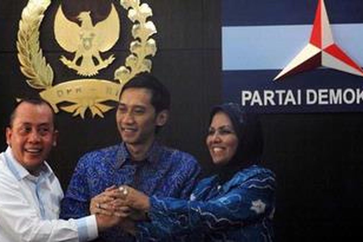 Sekretaris Jenderal Partai Demokrat, Edhie Baskoro Yudhoyono (tengah) didampingi Sekretaris Fraksi Partai Demokrat (F-PD), Saan Mustofa (kiri), dan Ketua F-PD yang baru, Nurhayati Ali Assegaf saat mengumumkan rotasi di tubuh Fraksi Partai Demokrat (F-PD) di Gedung DPR, Senayan, Jakarta, Rabu (23/5/2012). Nurhayati Ali Assegaf menggantikan Jafar Hafsah menjadi Ketua F-PD DPR. Selain itu Partai Demokrat juga merotasi beberapa posisi di F-PD. KOMPAS/HENDRA A SETYAWAN