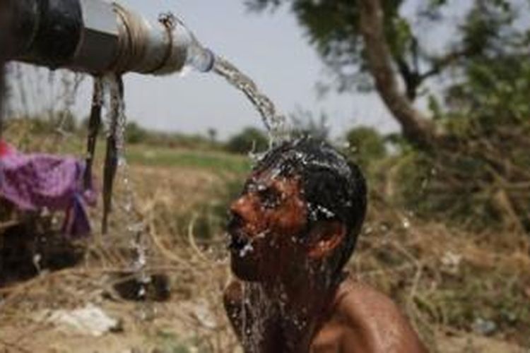 Selama sepekan terakhir gelombang panas yang menerjang India menyebabkan tak kurang dari 430 orang meninggal dunia. Di beberapa negara bagian suhu udara bisa mencapai 50 derajat Celcius.