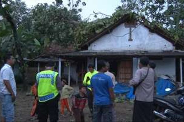 Salah Satu rumah warga yang berada di desa Kerjo Kecamatan Karangan Tertimpa Pohon akibat tiupan angin kencang (07/11/2016)