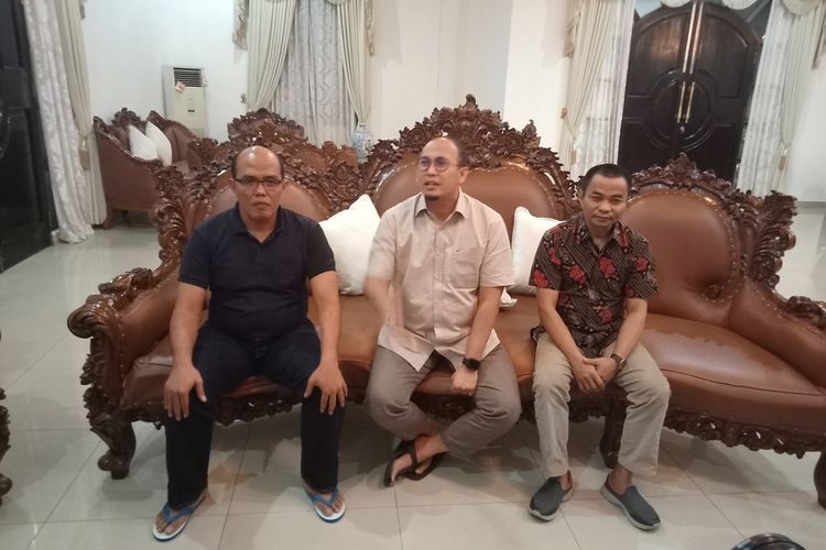 Ketua DPD Gerindra Sumbar Andre Rosiade (tengah) didampingi Ketua DPRD Sumbar Supardi (kiri) dan Ketua Fraksi Gerindra Hidayat (kanan)