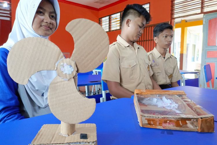 Shavira Khaerunisa (14) murid Kelas 8 E dan Kaisar Putrawan (14) kelas 8 F SMPN 3 Ciparay, Kabupaten Bandung, Jawa Barat, yang berhasil membuat alat bantu elektrik menggunakan barang bekas, pada Rabu (31/1/2024)