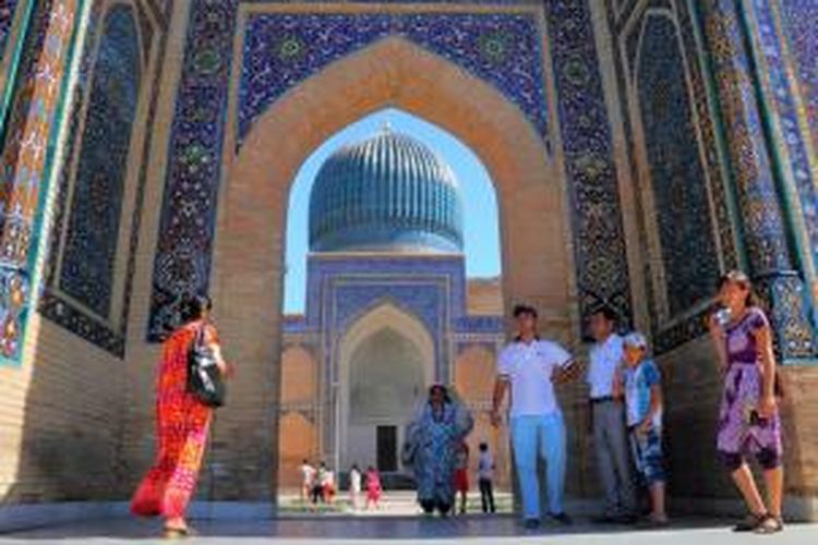 Penduduk Uzbekistan di sebuah masjid kuno bernama Bibi-Khanym di Samarkand, Uzbekistan. Masjid ini salah satu obyek wisata yang menarik di kawasan Asia Tengah. 