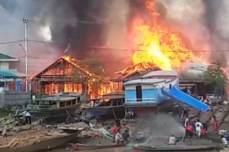 Kebakaran yang menghanguskan 13 rumah di Desa Pasungkan, Hulu Sungai Selatan, Kalsel (22/7/2019).