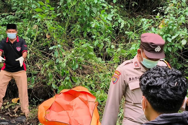 Polisi dan warga sedang mengevakuasi sosok mayat pendaki gunung Arjuno di DesaTambaksari, Kecamatan Purwodadi, Kabupaten&nbsp;Pasuruan, Jawa Timur, Sabtu (21/09/2025). 