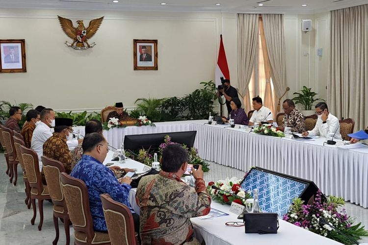 Wakil Presiden Ma'ruf Amin memimpin rapat Komisi Pengarah Reformasi Birokrasi Nasional yang diikuti sejumlah menteri dan kepala lembaga Kabinet Indonesia Maju di Istana Wakil Presiden, Jakarta, Kamis (12/1/2023).