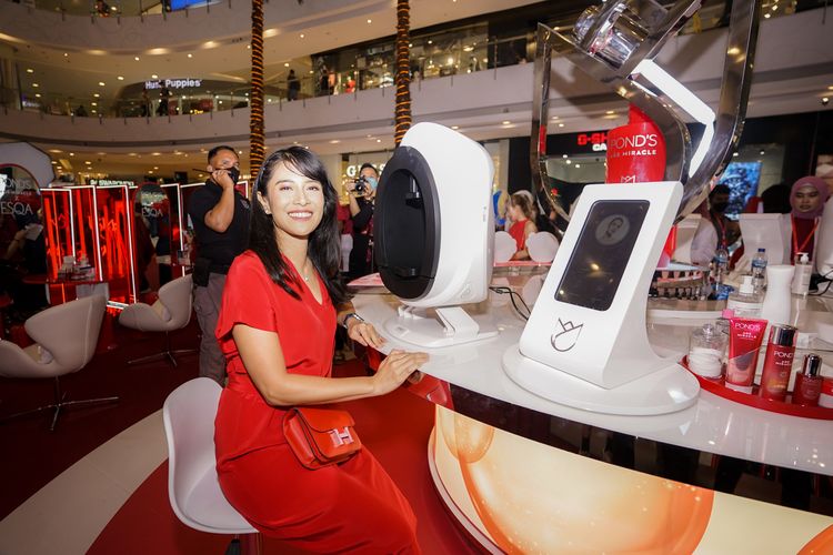 Dian Sastrowardoyo bagikan resep awet muda di usia 41 tahun saat acara konferensi pers Pond's Age Miracle Lab.