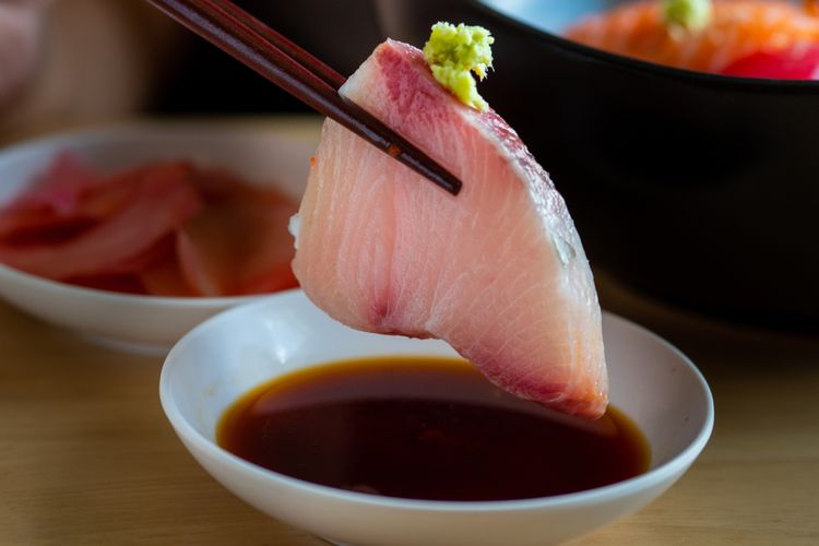 Ilustrasi sashimi hamachi.