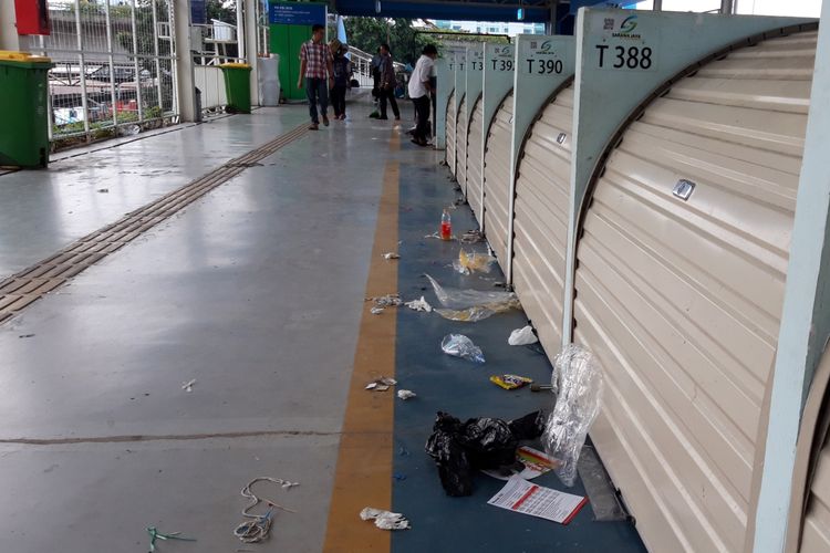 Sampah berserakan di lantai skybridge Tanah Abang, Jakarta Pusat, Senin (13/5/2019)