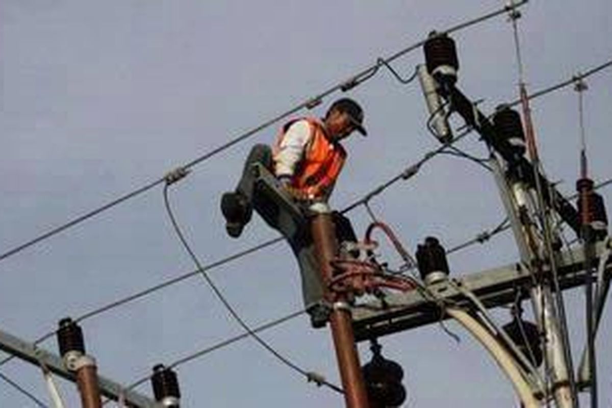 Petugas PLN mengganti travo yang rusak di Simpang Anam, Pondo Kopi, Kota Padang, Sumatra Barat, Sabtu (10/10/09). Perbaikan ini untuk memulihan pasokan listrik di Kota Padang yang sempat terganggu selama gempa.