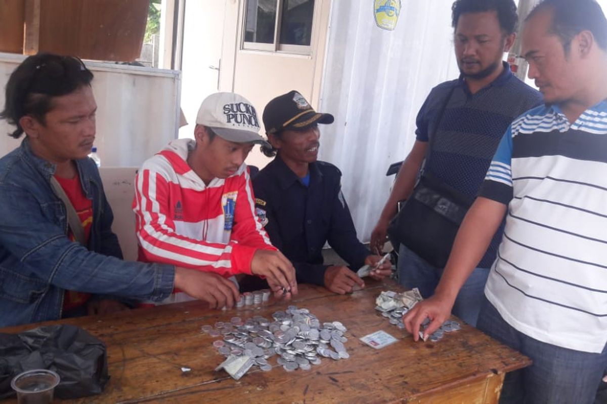 Tiga orang pungli tertangkap dibawa ke terminal sementara, Jalan Arif Rahman, Depok, Senin (6/8/2018).