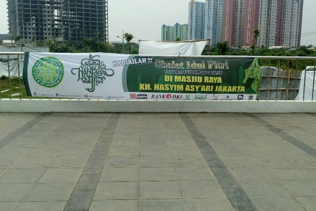Banner berisi pengumuman akan diselenggarakannya Ibadah Salat Id terpampang di pagar Masjid Raya KH Hasyim Asyari, Jumat (23/6/2017). 