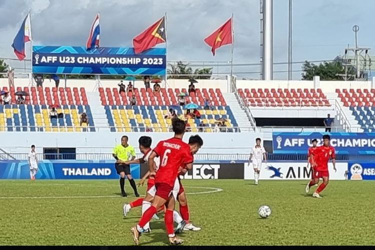 Laga Laos vs Vietnam pada babak penyisihan Grup C Piala AFF U23 2023 yang digelar di Rayong Province Stadium, Rayong, pada Minggu (20/8/2023) sore WIB. Vietnam menang 4-1 atas Laos. (Sumber foto: Tangkapan layar Twitter ASEAN Football)