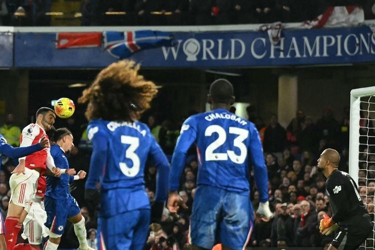Mikel Merino kala mencetak gol via sundulan dalam pertandingan sepak bola Liga Inggris antara Chelsea vs Arsenal di Stamford Bridge di London pada 30 November 2025. (Foto oleh JUSTIN TALLIS / AFP)