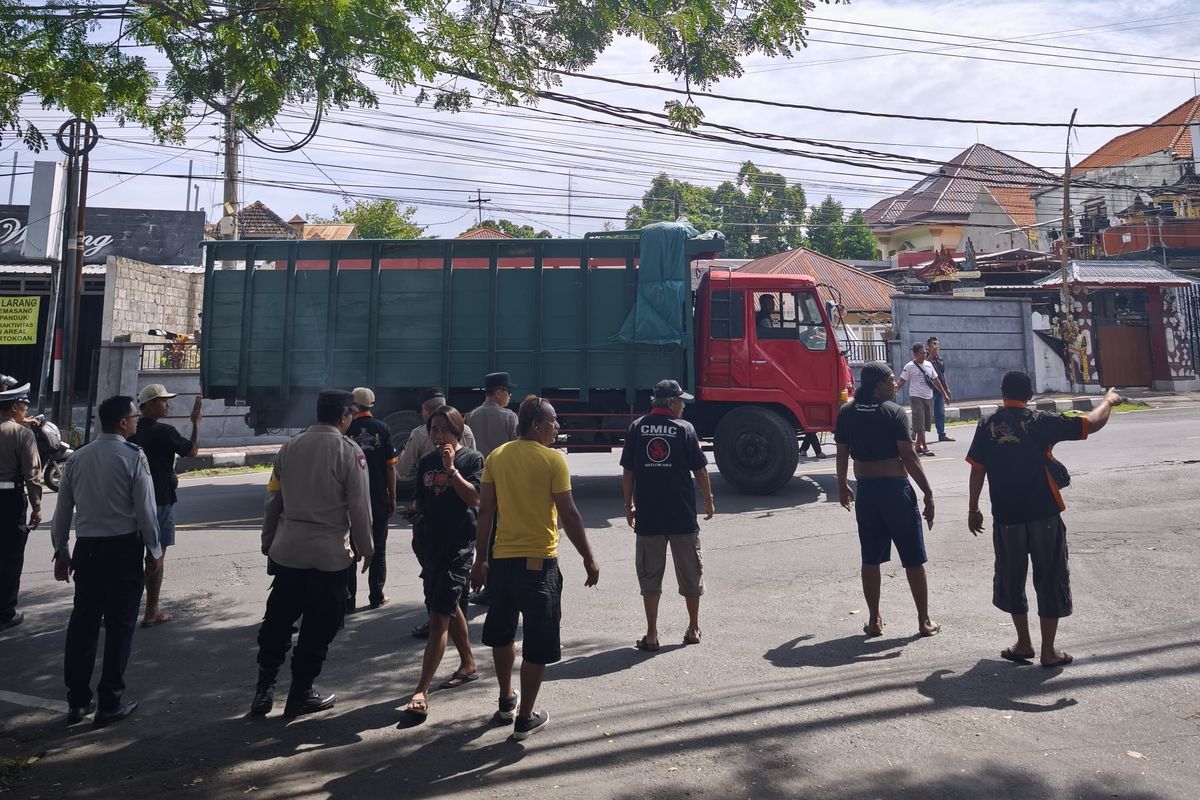 Aksi puluhan sopir truk memblokade akses masuk Terminal Kargo Buleleng di Jalan Ahmad Yani, Desa Baktiseraga, Kabupaten Buleleng, Provinsi Bali, Kamis (19/6/2025).