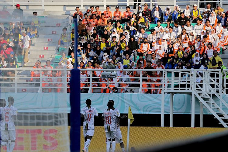 Sejumlah suporter yang mayoritas anak sekolahan menyaksikan babak 16 besar Piala Dunia U17 2023 INDONESIA antara Timnas Mali melawan Meksiko yang berakhir dengan skor 5-0 di Stadion Gelora Bung Tomo Surabaya, Jawa Timur, Selasa (21/11/2023) sore.