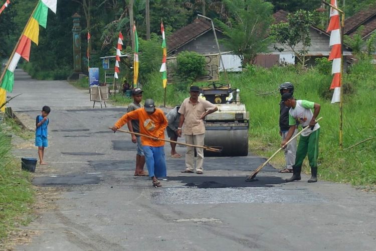 Warga Kalurahan Glagaharjo, Cangkringan, Sleman memperbaiki jalan yang rusak dengan swadaya.