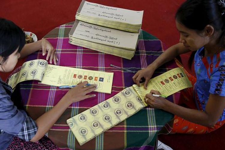 Petugas pemilu menyiapkan surat suara di Myanmar.